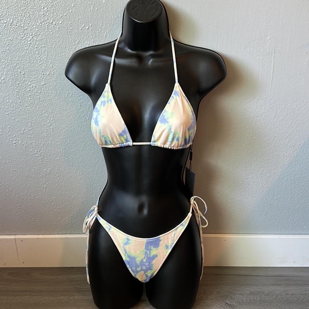 String style swimsuit set.